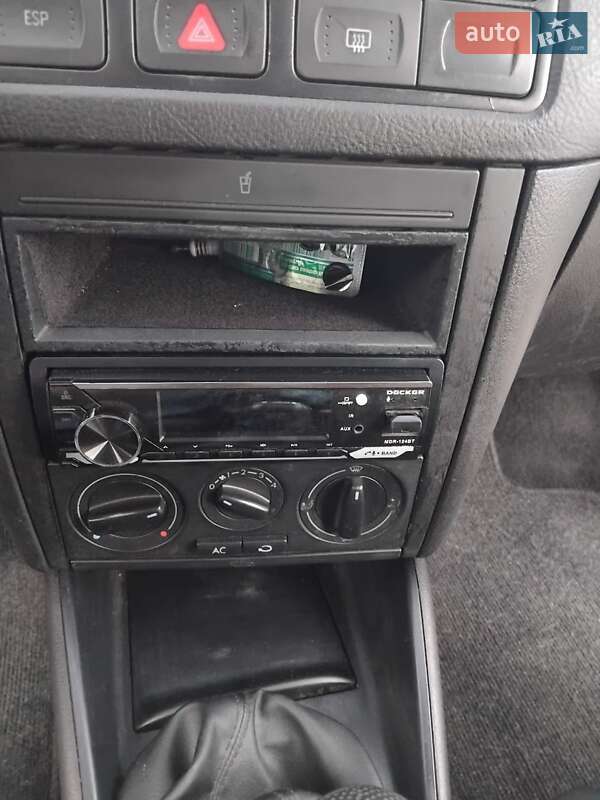 Хетчбек Volkswagen Golf 2001 в Харкові