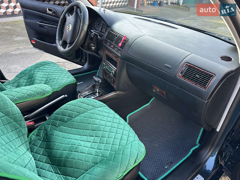 Хетчбек Volkswagen Golf 2002 в Городківці