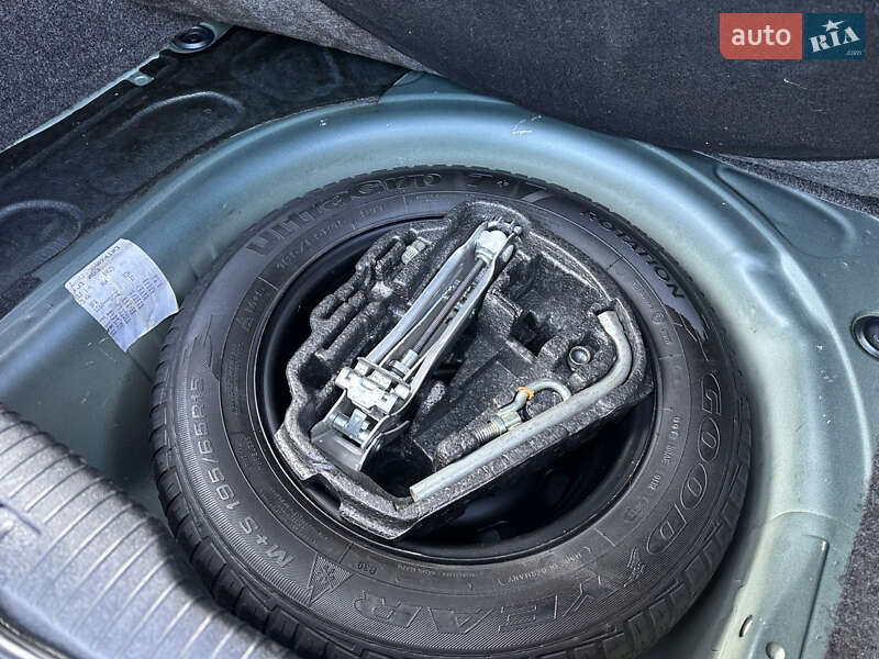 Хетчбек Volkswagen Golf 2002 в Городківці