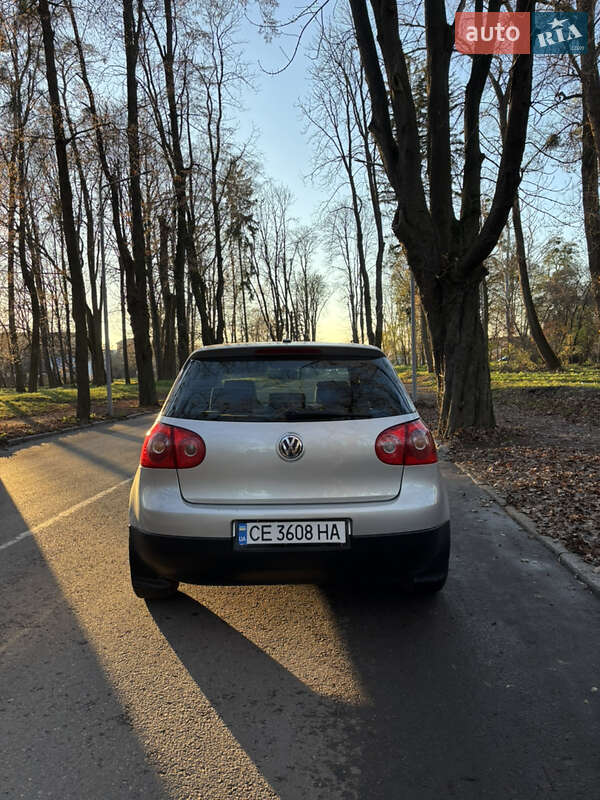Хетчбек Volkswagen Golf 2003 в Чернівцях