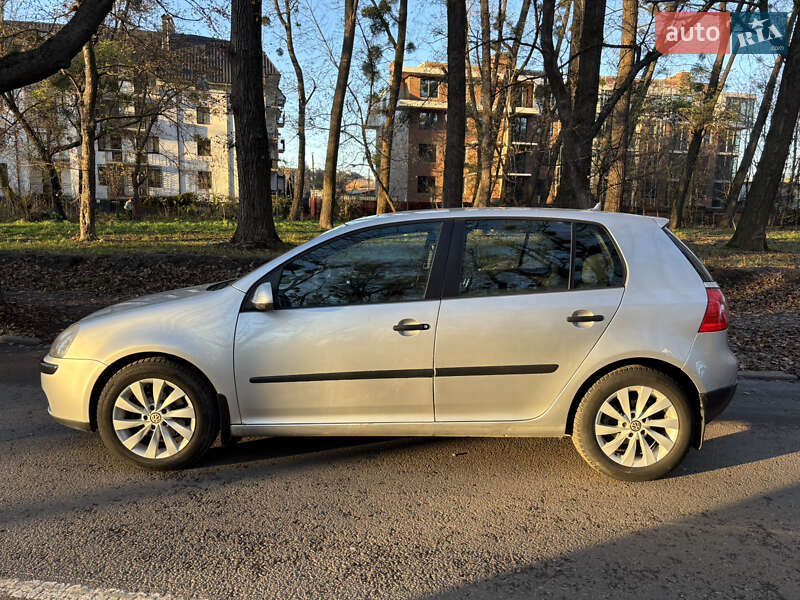 Хетчбек Volkswagen Golf 2003 в Чернівцях
