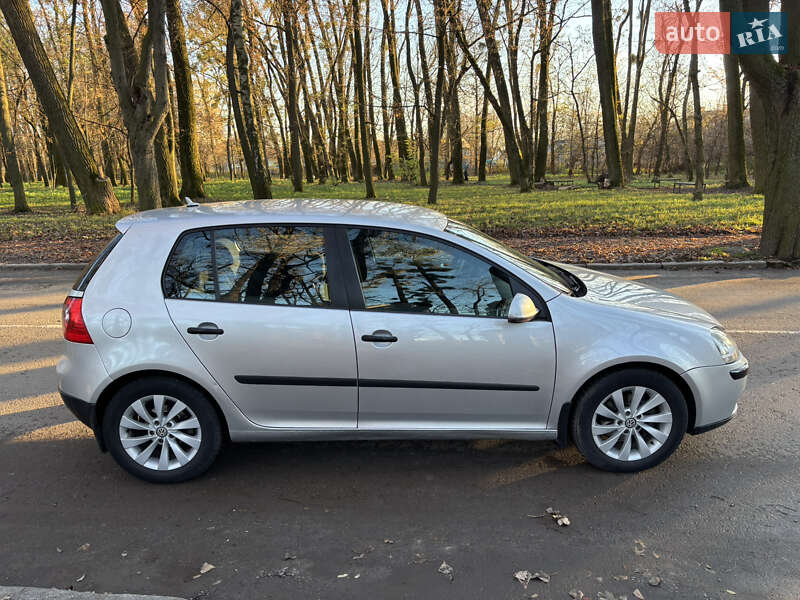 Хетчбек Volkswagen Golf 2003 в Чернівцях