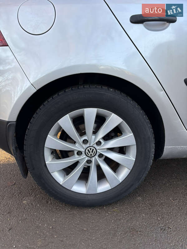 Хетчбек Volkswagen Golf 2003 в Чернівцях