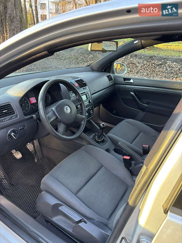 Хетчбек Volkswagen Golf 2003 в Чернівцях