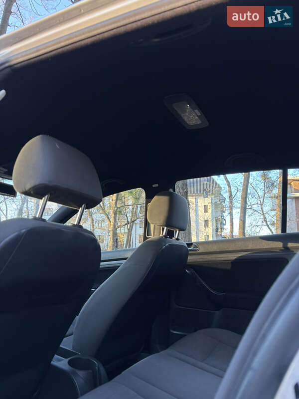 Хетчбек Volkswagen Golf 2003 в Чернівцях