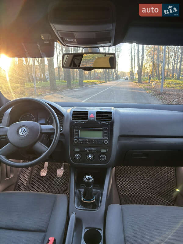 Хетчбек Volkswagen Golf 2003 в Чернівцях