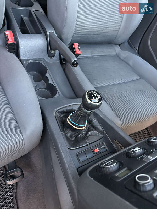 Хетчбек Volkswagen Golf 2003 в Чернівцях