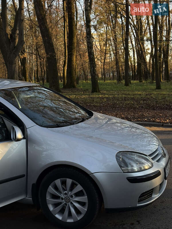 Хетчбек Volkswagen Golf 2003 в Чернівцях
