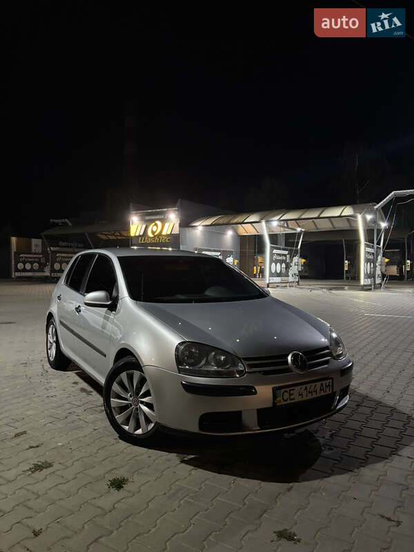 Хетчбек Volkswagen Golf 2003 в Чернівцях