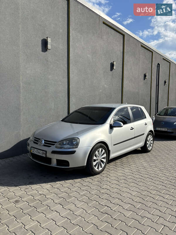 Хетчбек Volkswagen Golf 2003 в Чернівцях