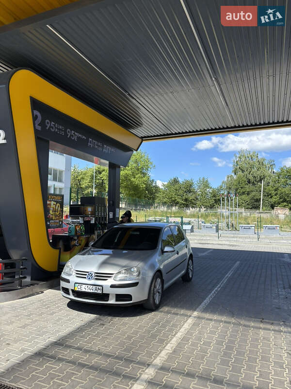 Хетчбек Volkswagen Golf 2003 в Чернівцях