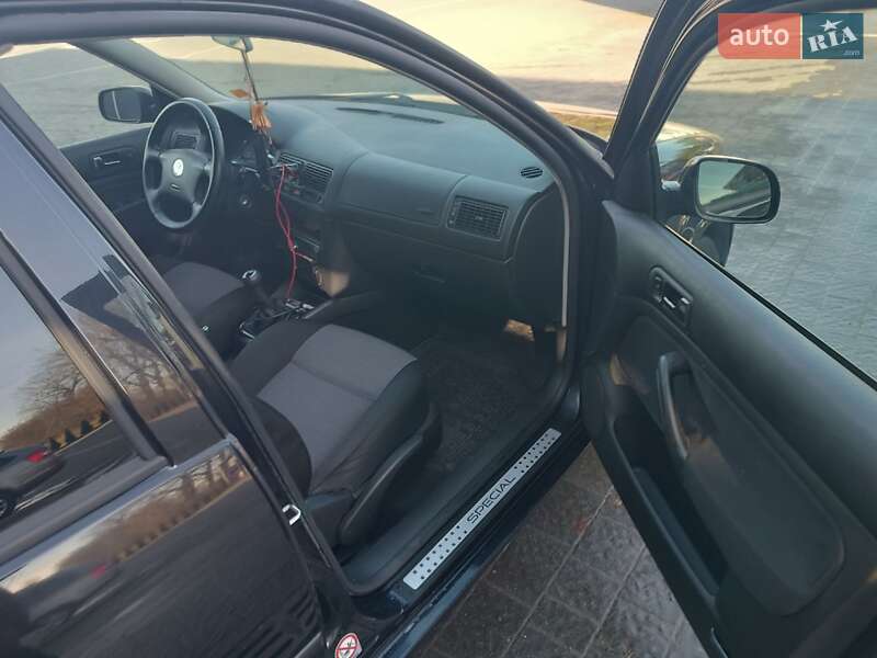 Хэтчбек Volkswagen Golf 2002 в Самборе