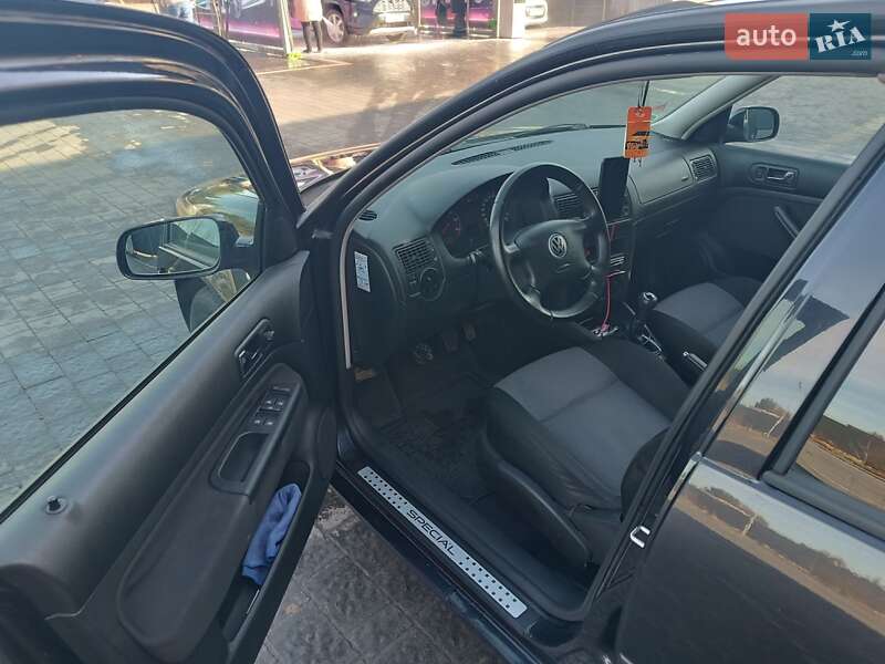 Хэтчбек Volkswagen Golf 2002 в Самборе