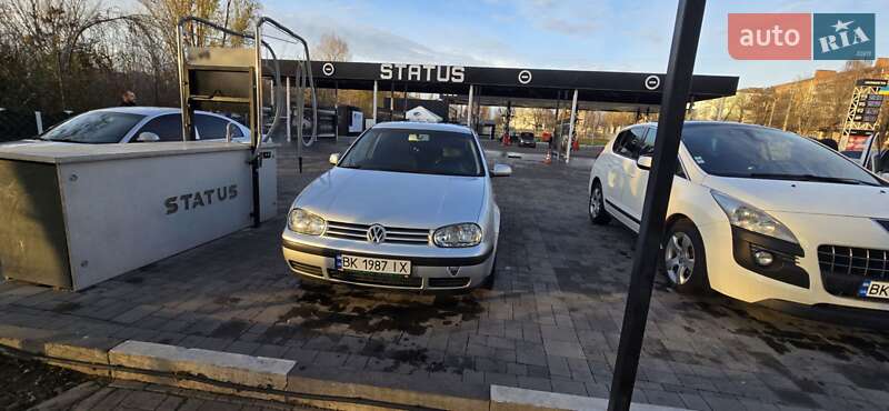 Хэтчбек Volkswagen Golf 2003 в Ровно