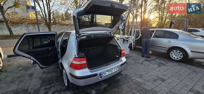 Хэтчбек Volkswagen Golf 2003 в Ровно