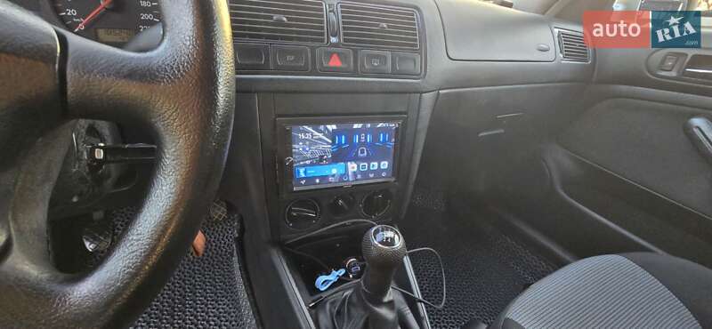 Хэтчбек Volkswagen Golf 2003 в Ровно