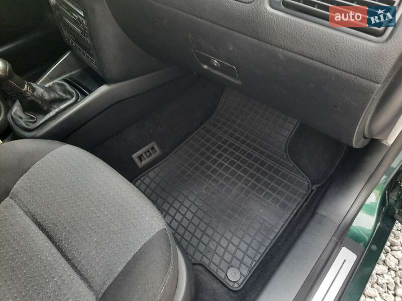 Хетчбек Volkswagen Golf 2003 в Львові