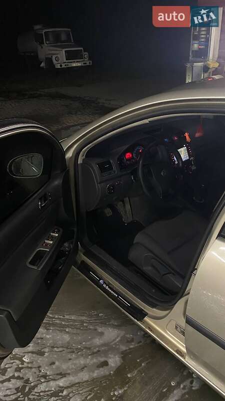 Хетчбек Volkswagen Golf 2004 в Харкові