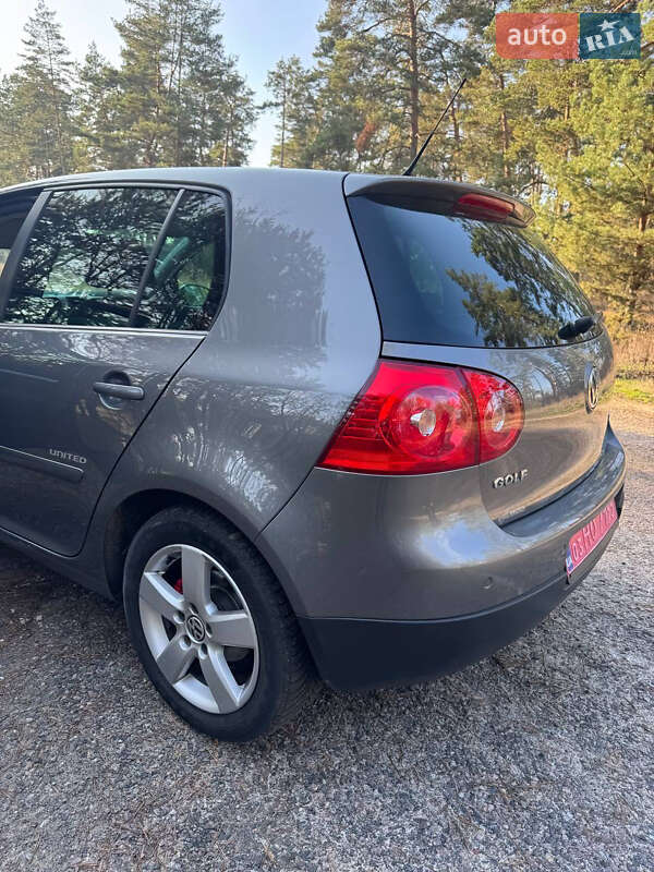 Хэтчбек Volkswagen Golf 2008 в Смеле