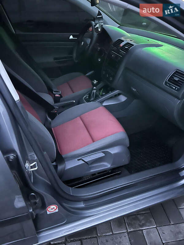 Хетчбек Volkswagen Golf 2006 в Звенигородці