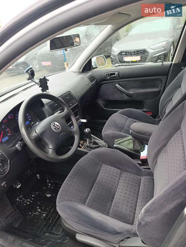 Хэтчбек Volkswagen Golf 2002 в Ровно