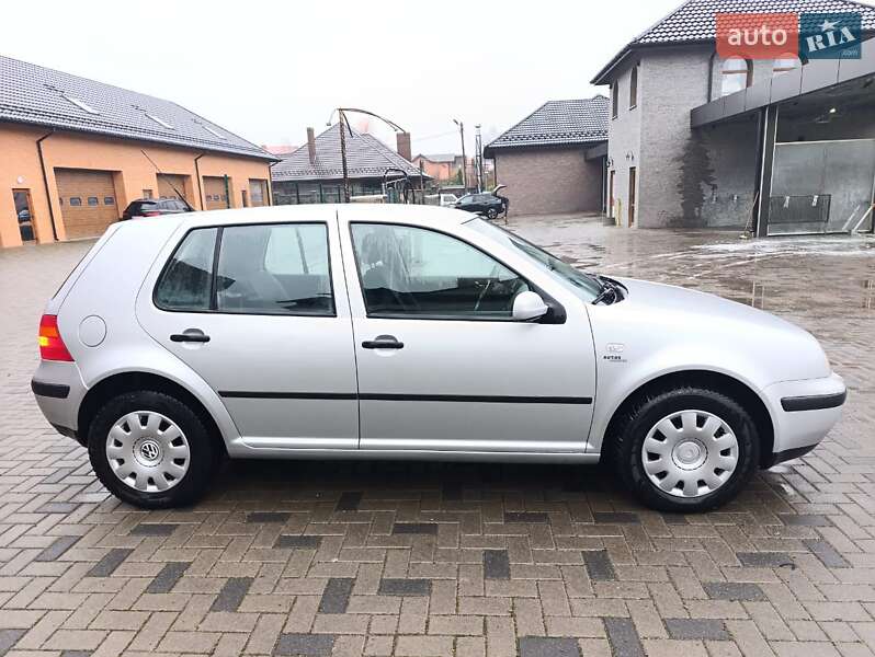 Хэтчбек Volkswagen Golf 2002 в Ровно