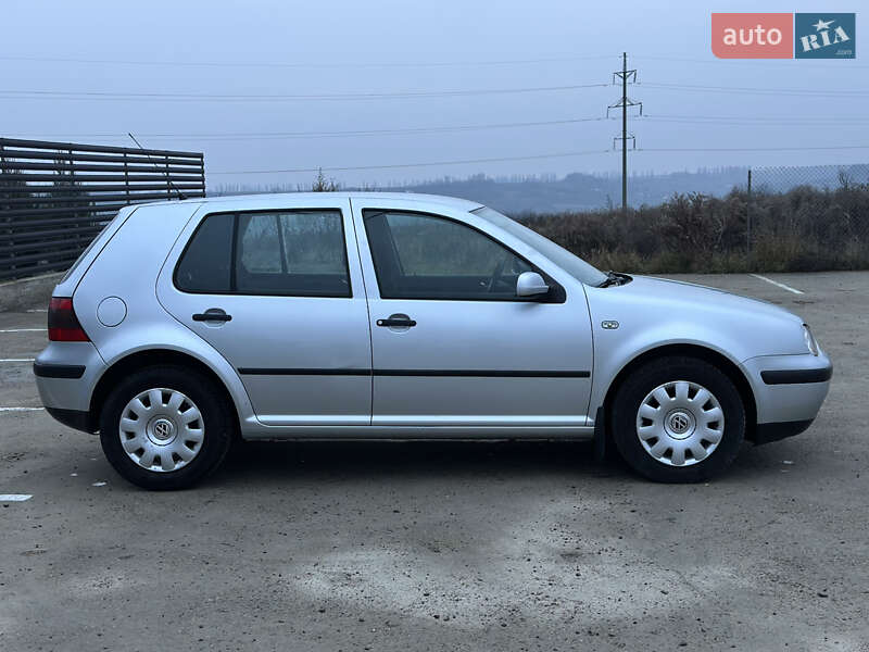 Хетчбек Volkswagen Golf 2001 в Чернівцях