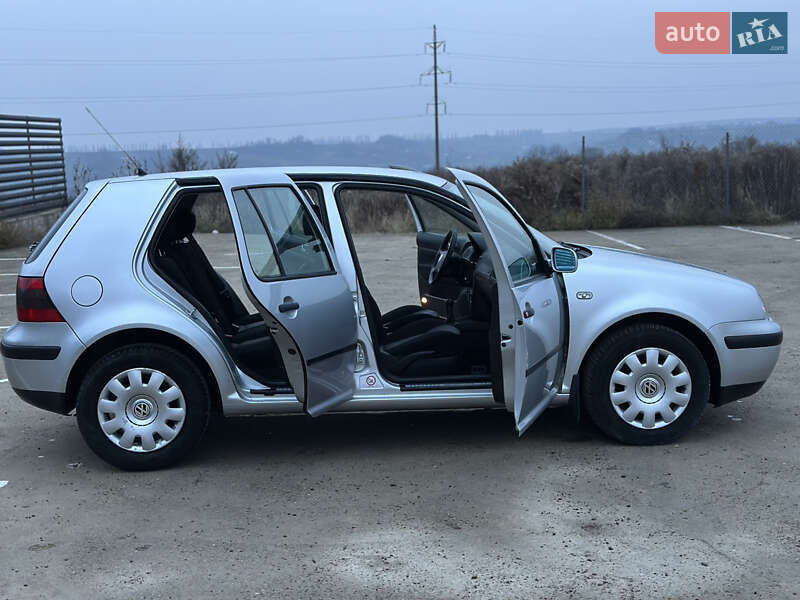 Хетчбек Volkswagen Golf 2001 в Чернівцях