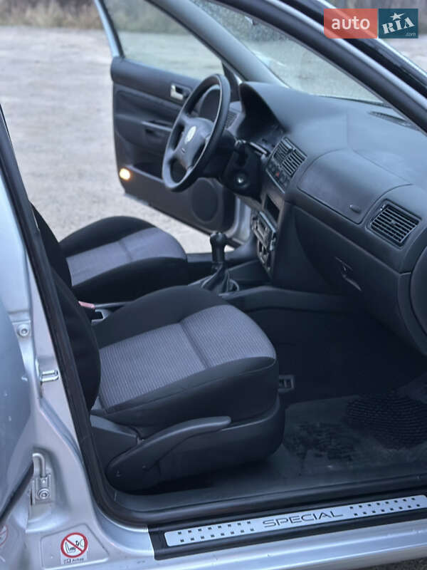 Хетчбек Volkswagen Golf 2001 в Чернівцях