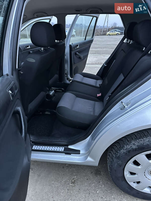 Хетчбек Volkswagen Golf 2001 в Чернівцях