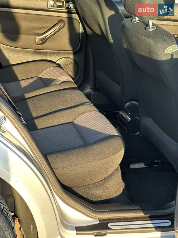 Хетчбек Volkswagen Golf 2001 в Чернівцях