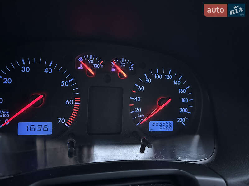 Хетчбек Volkswagen Golf 2001 в Чернівцях