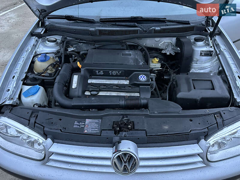 Хетчбек Volkswagen Golf 2001 в Чернівцях