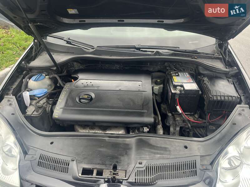 Хэтчбек Volkswagen Golf 2005 в Остроге