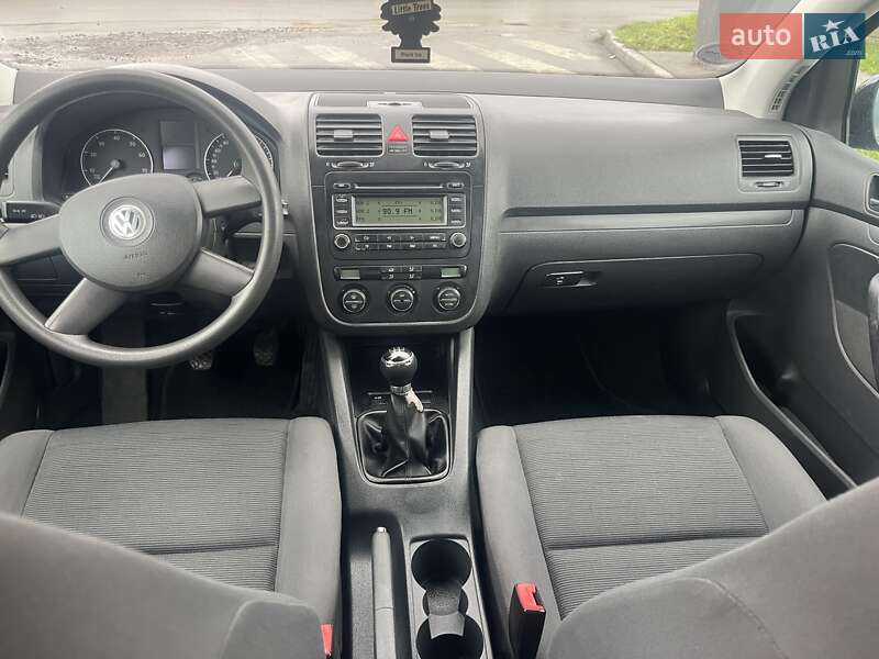 Хэтчбек Volkswagen Golf 2005 в Остроге