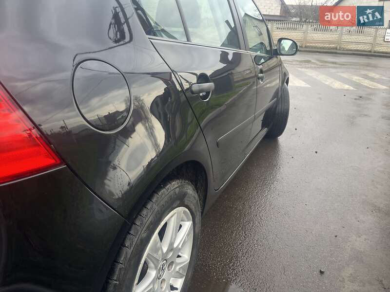 Хэтчбек Volkswagen Golf 2005 в Остроге