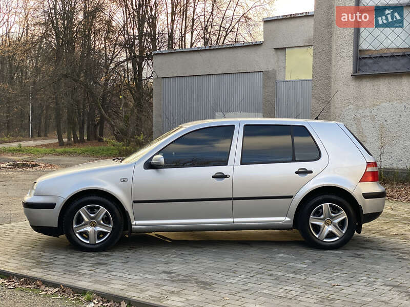 Хэтчбек Volkswagen Golf 2003 в Киеве