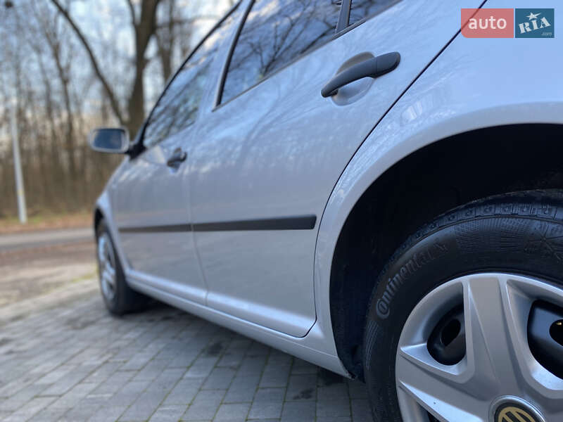 Хэтчбек Volkswagen Golf 2003 в Киеве