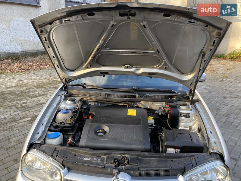 Хэтчбек Volkswagen Golf 2003 в Киеве