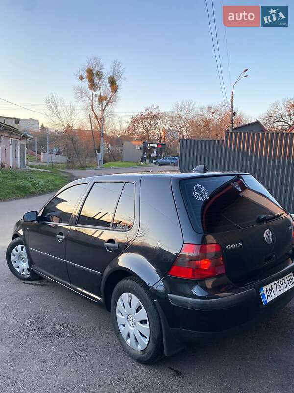 Хетчбек Volkswagen Golf 2001 в Житомирі