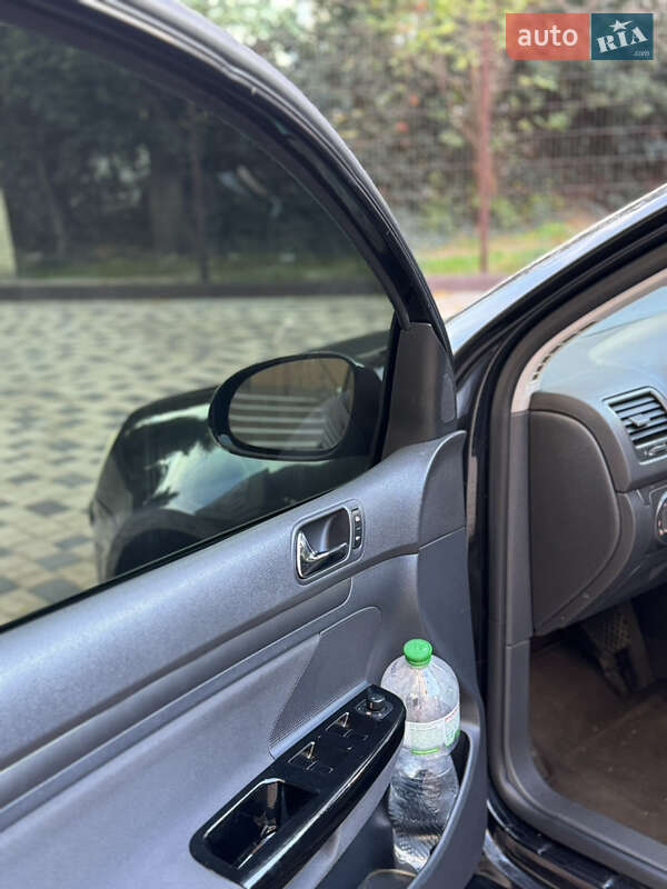 Хэтчбек Volkswagen Golf 2004 в Измаиле