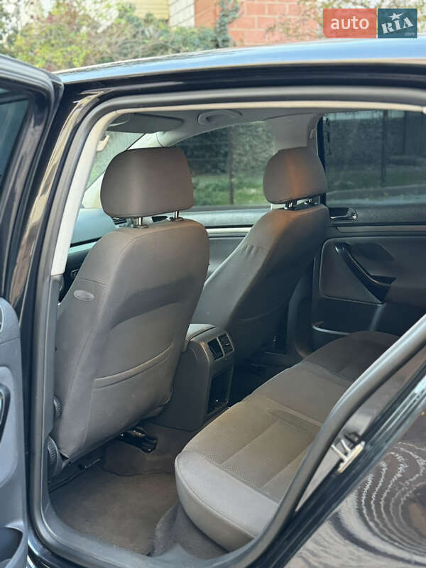 Хэтчбек Volkswagen Golf 2004 в Измаиле