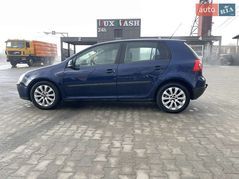 Хэтчбек Volkswagen Golf 2005 в Калуше