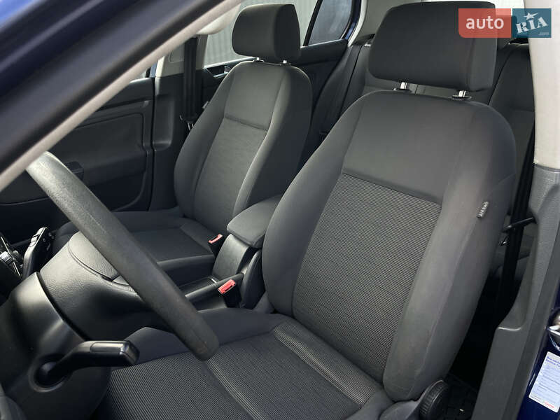 Хэтчбек Volkswagen Golf 2005 в Калуше