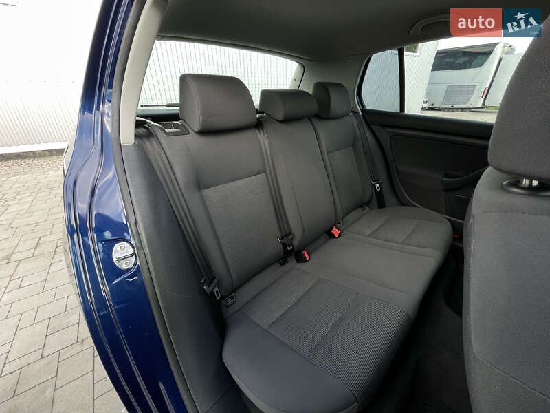 Хэтчбек Volkswagen Golf 2005 в Калуше