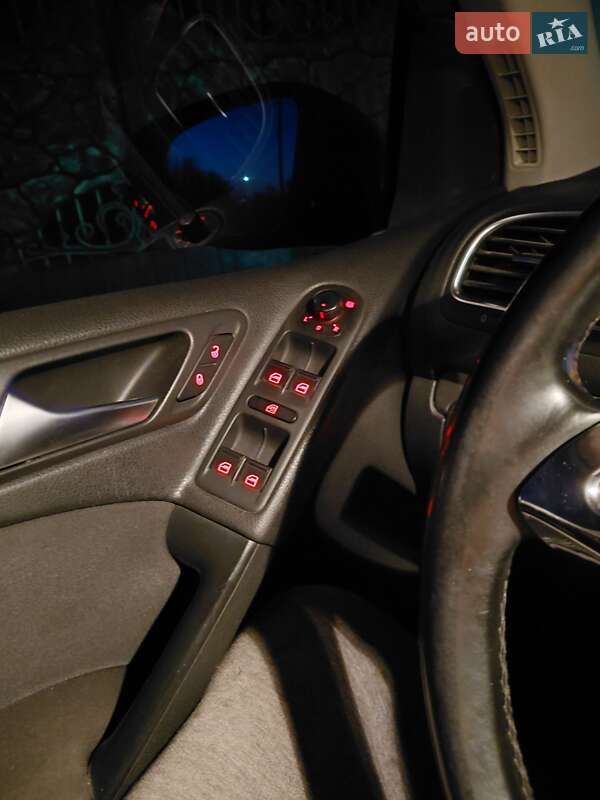 Хэтчбек Volkswagen Golf 2009 в Сахновщине