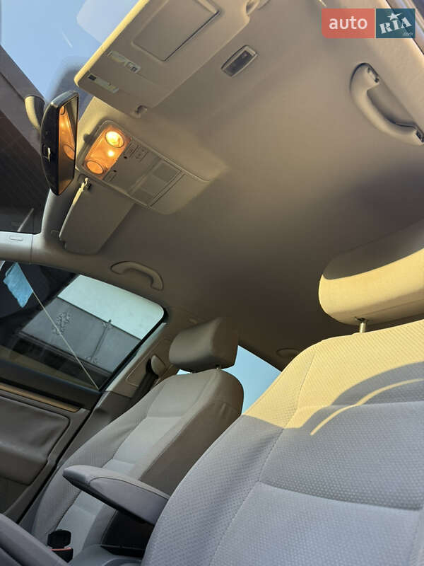 Хетчбек Volkswagen Golf 2005 в Мукачевому