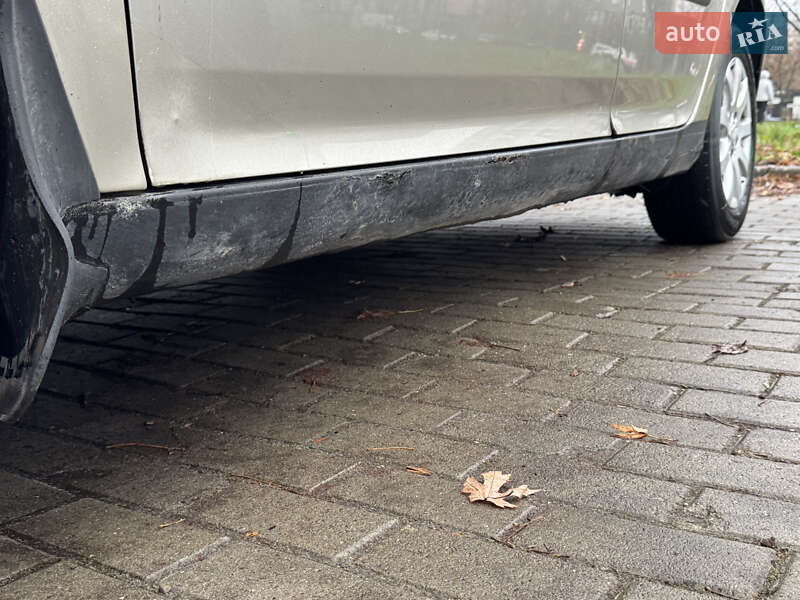 Хэтчбек Volkswagen Golf 2005 в Львове