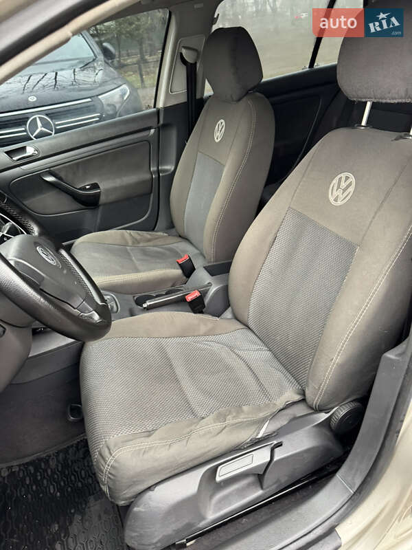 Хэтчбек Volkswagen Golf 2005 в Львове