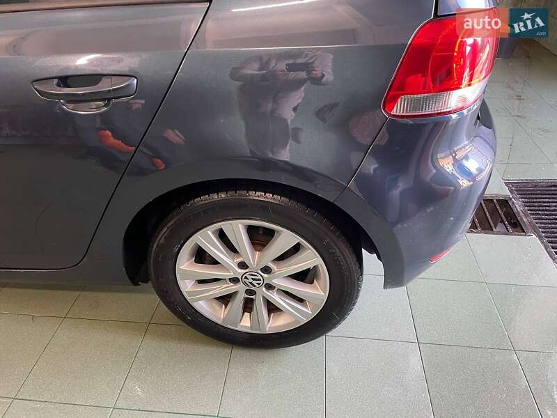Хэтчбек Volkswagen Golf 2011 в Золочеве